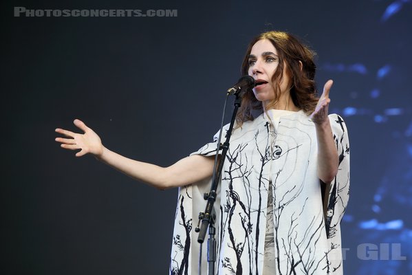 PJ HARVEY - 2024-08-25 - SAINT CLOUD - Domaine National - Grande Scene - Polly Jean Harvey